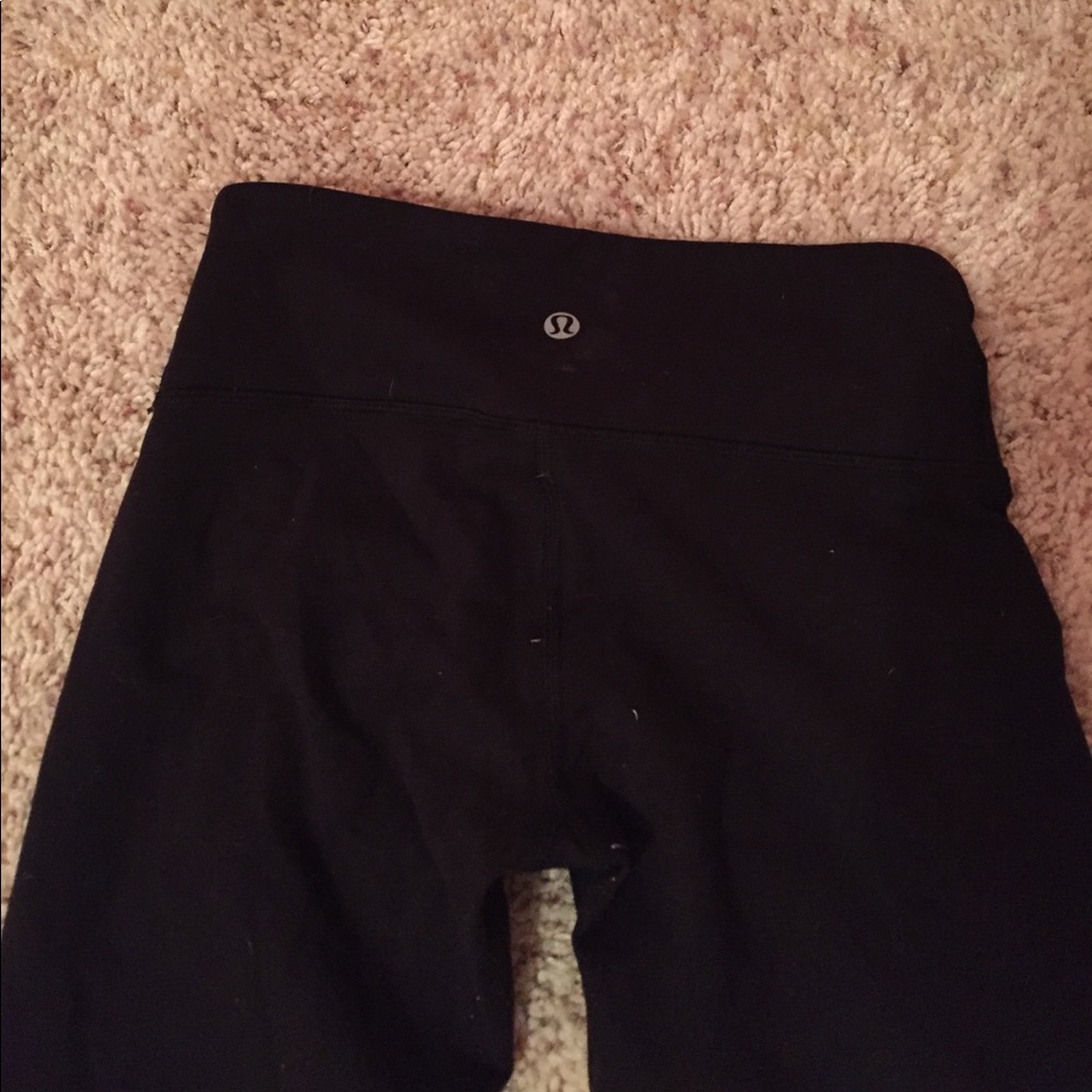 classic black lulu lemon leggings!!!